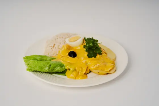 Ají de gallina con arroz, huevo y aceituna