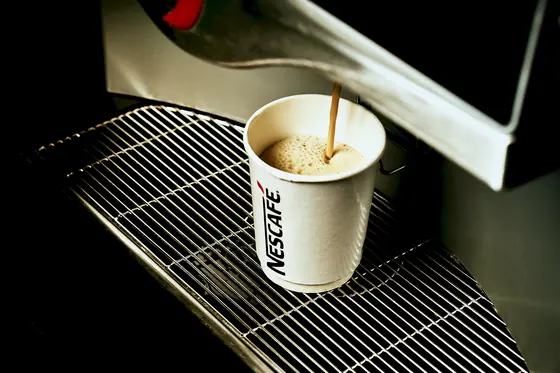 Café de máquina servido en vaso