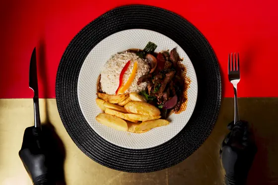 Lomo saltado con arroz y papas fritas