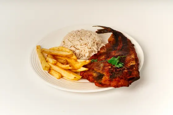 Pescado frito con arroz y papas fritas