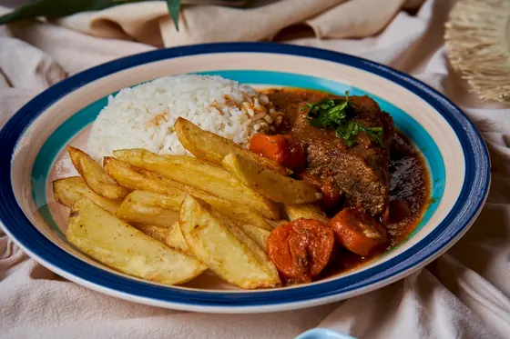 Carne al jugo con papas fritas y arroz