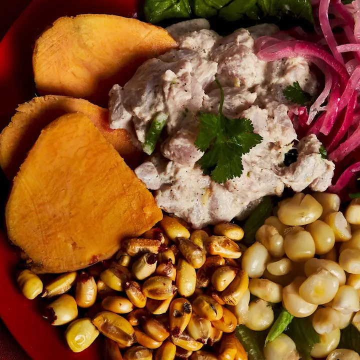 Ceviche con camote, cancha y choclo
