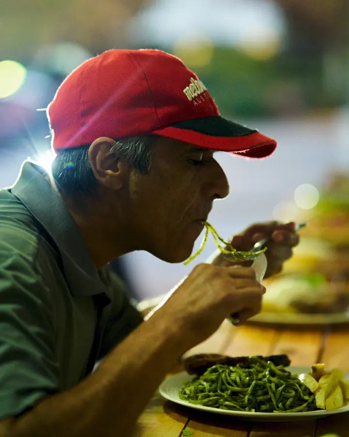 Cliente almorzando tallarines verdes en la barra